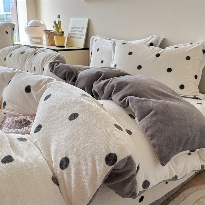 91家纺网 家纺一手货源 找家纺 潘朵拉家纺 2025新款牛奶绒床盖款四件套 黑白波点