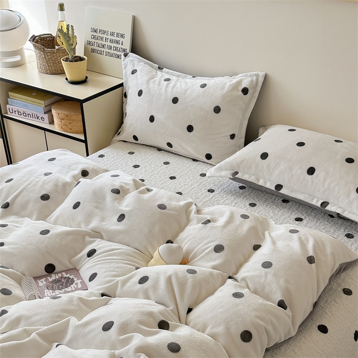 91家纺网 家纺一手货源 找家纺 潘朵拉家纺 2025新款牛奶绒床盖款四件套 黑白波点