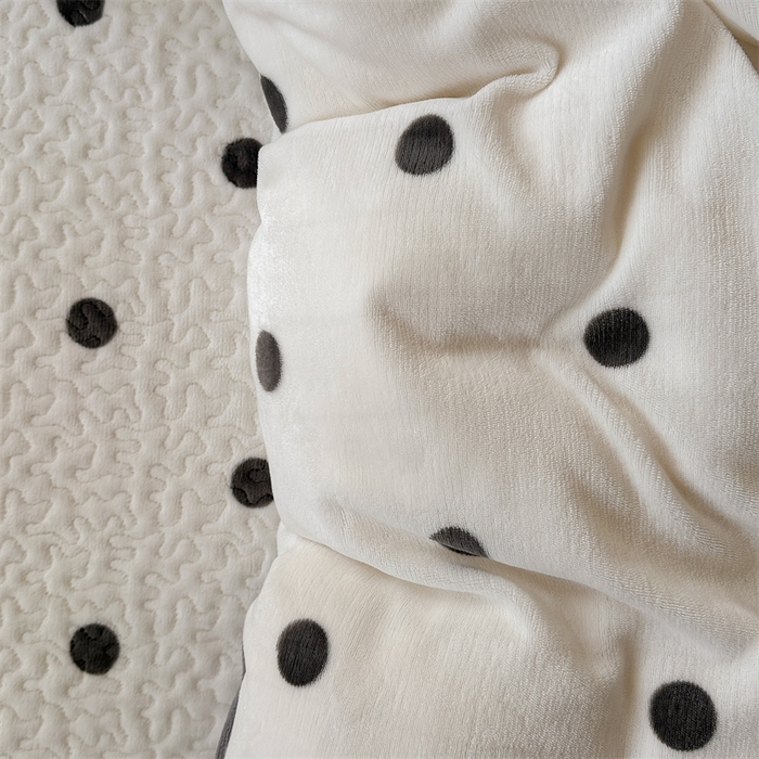 91家纺网 家纺一手货源 找家纺 潘朵拉家纺 2025新款牛奶绒床盖款四件套 黑白波点