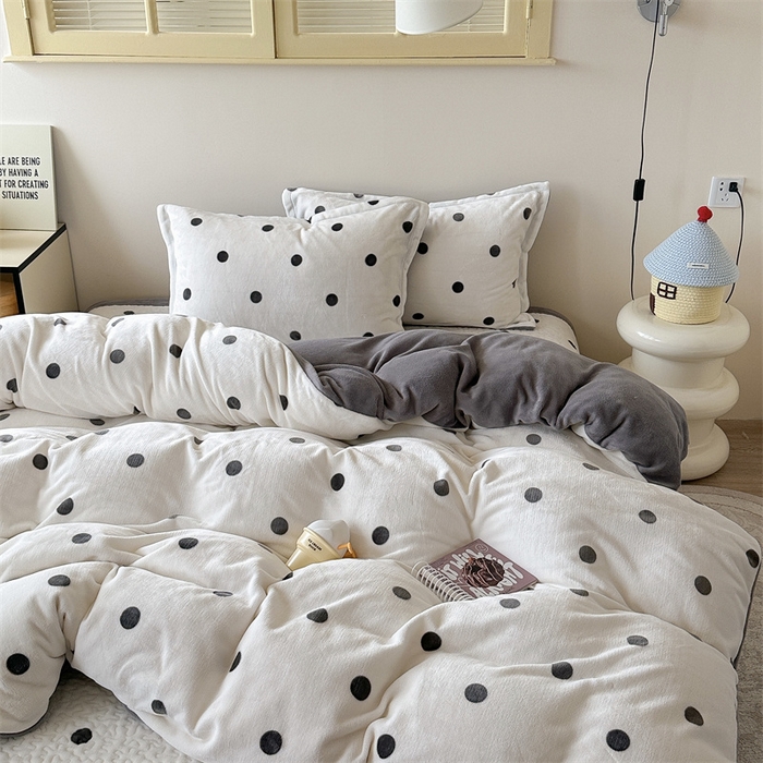 91家纺网 家纺一手货源 找家纺 潘朵拉家纺 2025新款牛奶绒床盖款四件套 黑白波点