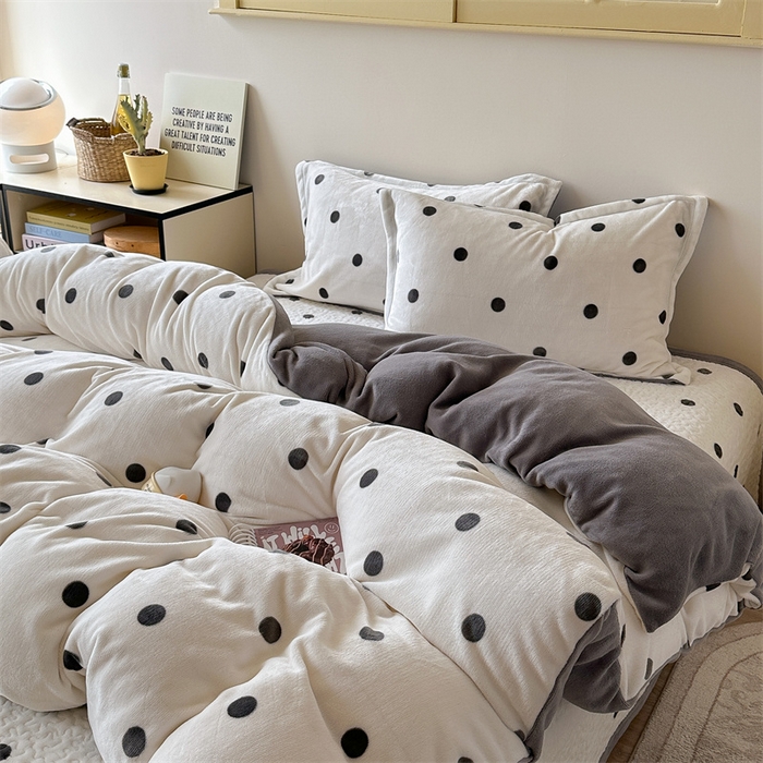 91家纺网 家纺一手货源 找家纺 潘朵拉家纺 2025新款牛奶绒床盖款四件套 黑白波点