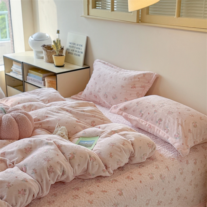 91家纺网 家纺一手货源 找家纺 潘朵拉家纺 2025新款牛奶绒床盖款四件套 花眠