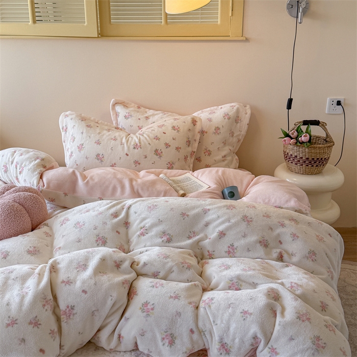 91家纺网 家纺一手货源 找家纺 潘朵拉家纺 2025新款牛奶绒床盖款四件套 花仙子