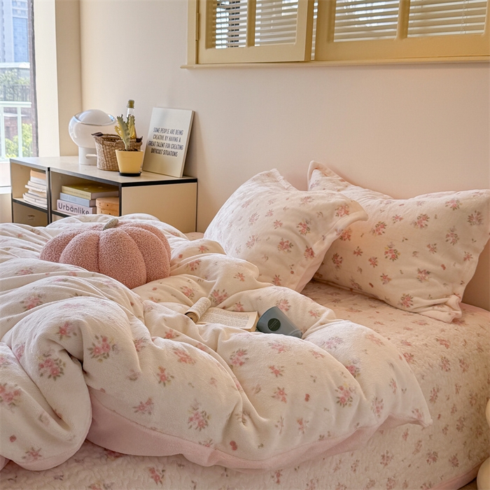 91家纺网 家纺一手货源 找家纺 潘朵拉家纺 2025新款牛奶绒床盖款四件套 花仙子