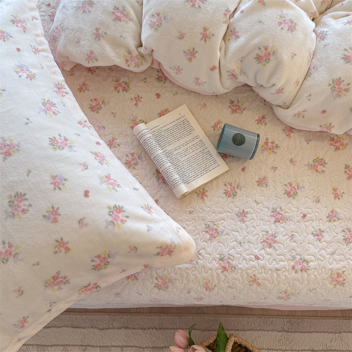 91家纺网 家纺一手货源 找家纺 潘朵拉家纺 2025新款牛奶绒床盖款四件套 花仙子