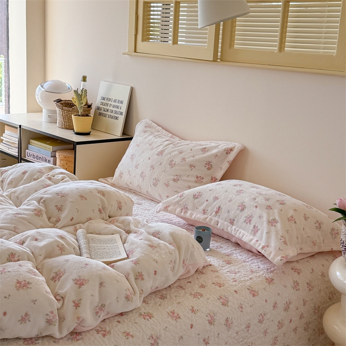 91家纺网 家纺一手货源 找家纺 潘朵拉家纺 2025新款牛奶绒床盖款四件套 花仙子