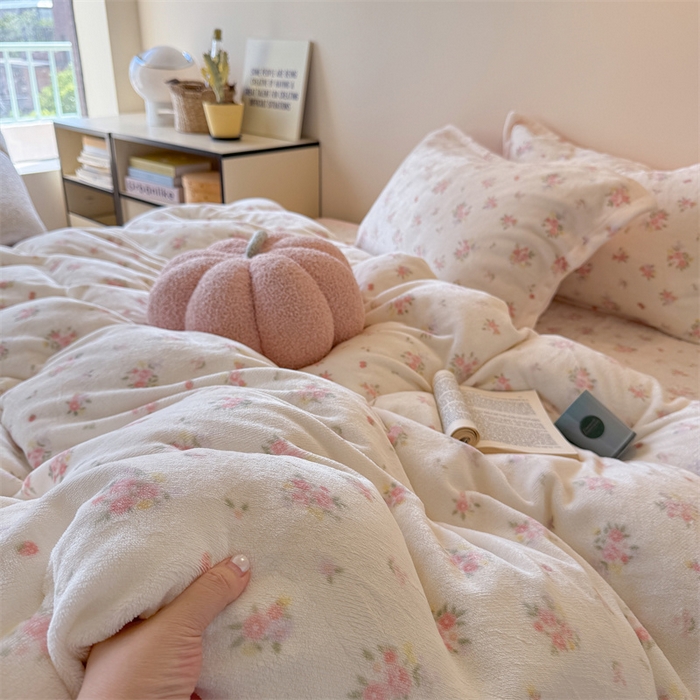 91家纺网 家纺一手货源 找家纺 潘朵拉家纺 2025新款牛奶绒床盖款四件套 花仙子