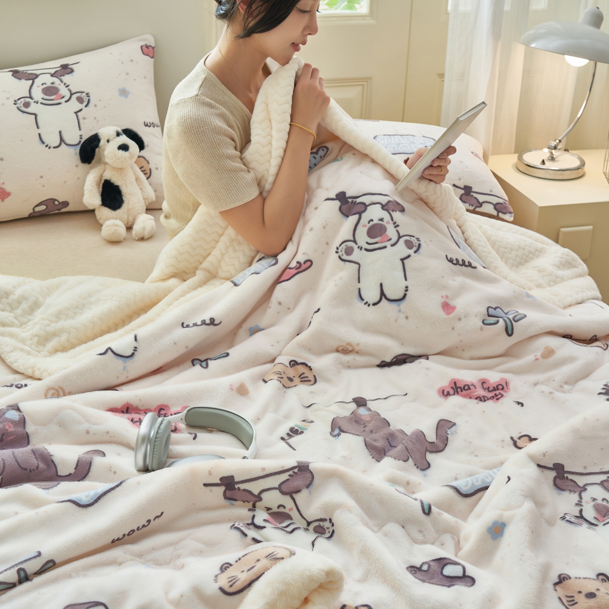 91家纺网 家纺一手货源 找家纺 晨曦家纺 2025新款加厚保暖牛奶绒贝贝绒三层夹棉毛毯可爱卡通 调皮猫狗