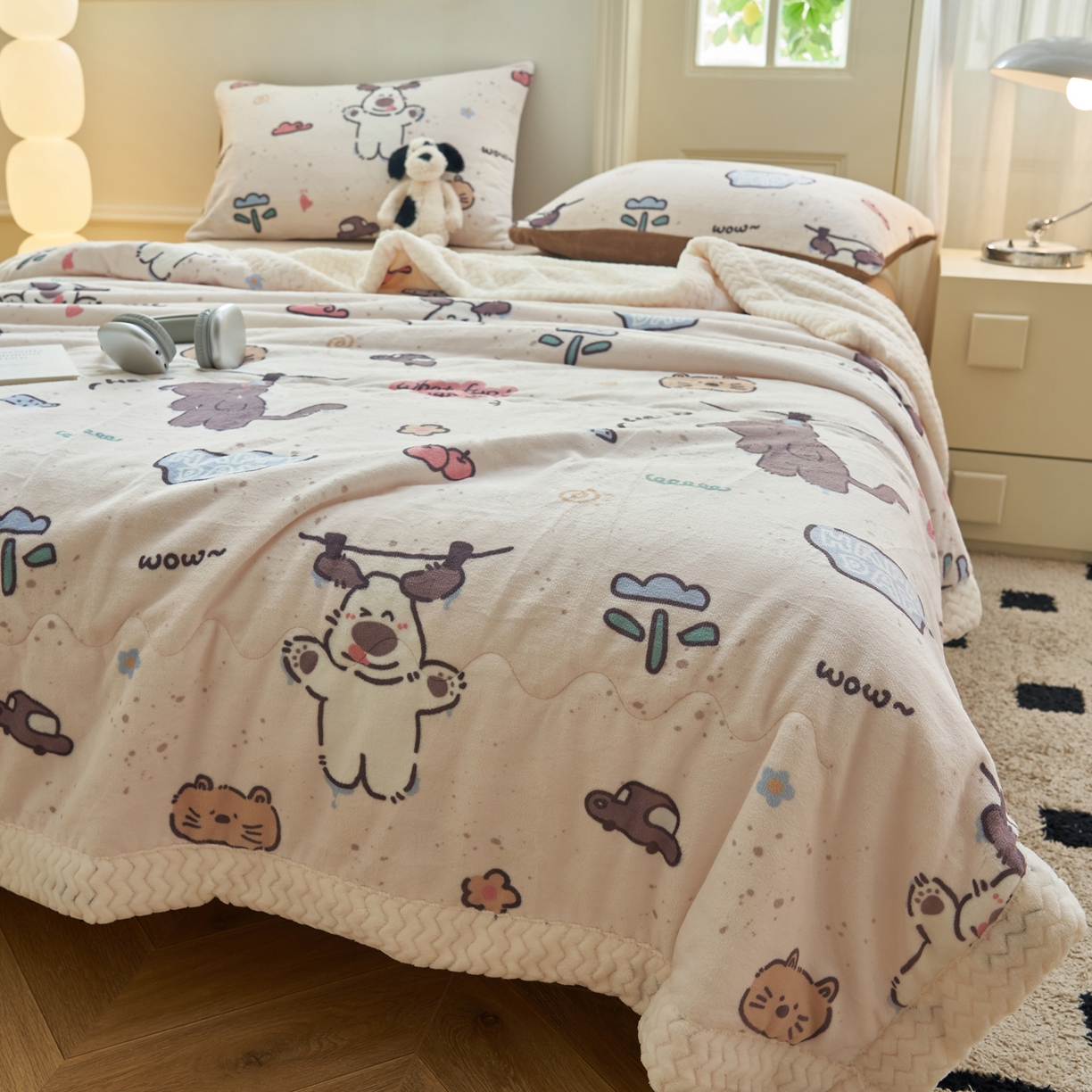 91家纺网 家纺一手货源 找家纺 晨曦家纺 2025新款加厚保暖牛奶绒贝贝绒三层夹棉毛毯可爱卡通 调皮猫狗