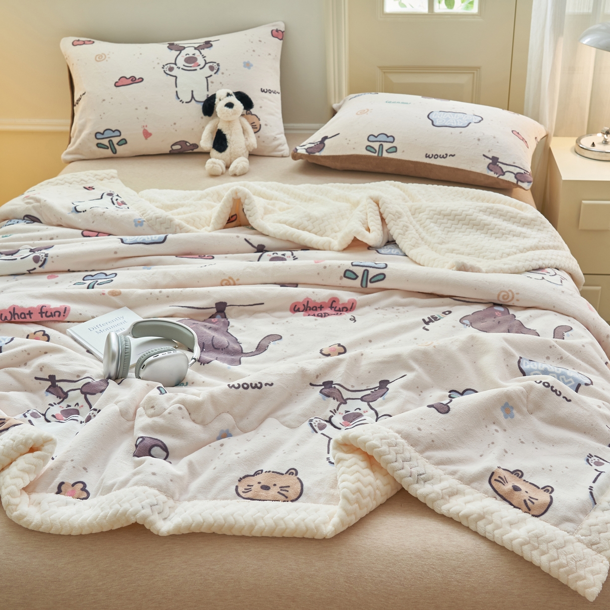 91家纺网 家纺一手货源 找家纺 晨曦家纺 2025新款加厚保暖牛奶绒贝贝绒三层夹棉毛毯可爱卡通 调皮猫狗