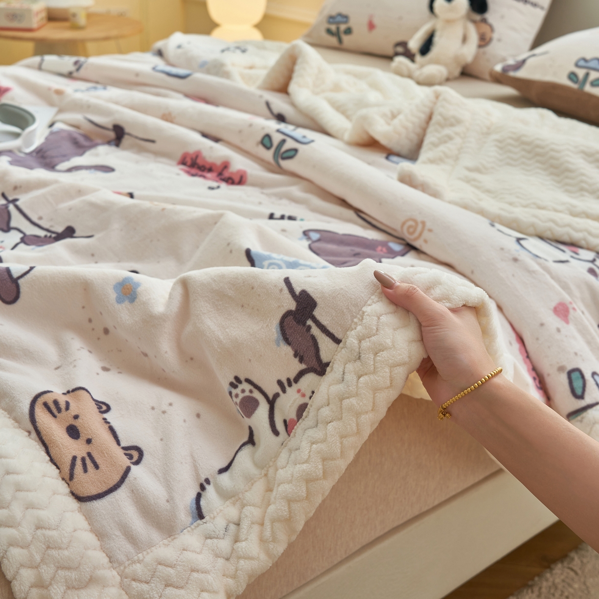 91家纺网 家纺一手货源 找家纺 晨曦家纺 2025新款加厚保暖牛奶绒贝贝绒三层夹棉毛毯可爱卡通 调皮猫狗
