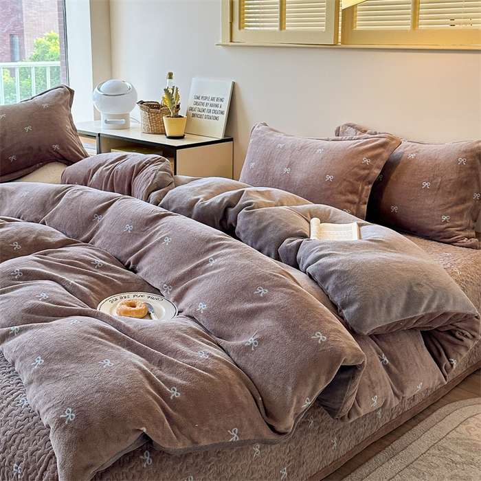 91家纺网 家纺一手货源 找家纺 潘朵拉家纺 2025新款牛奶绒床盖款四件套 可可蝴蝶结