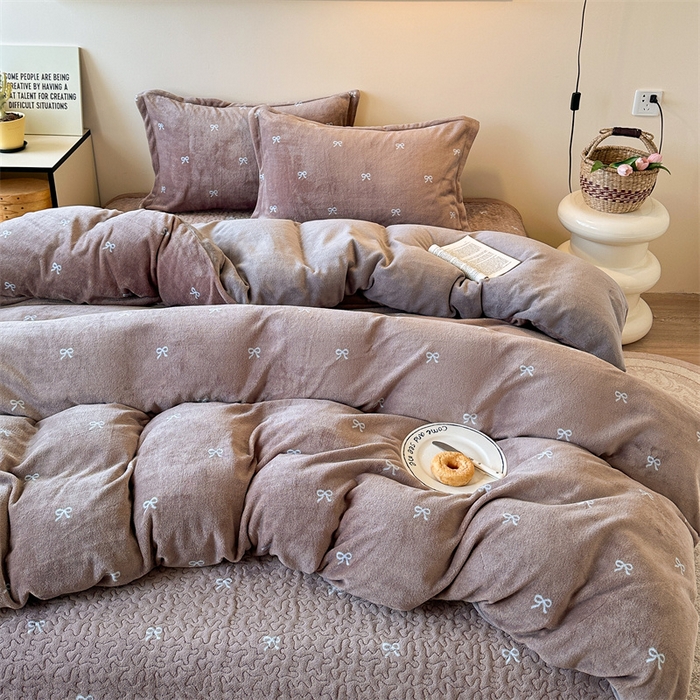 91家纺网 家纺一手货源 找家纺 潘朵拉家纺 2025新款牛奶绒床盖款四件套 可可蝴蝶结