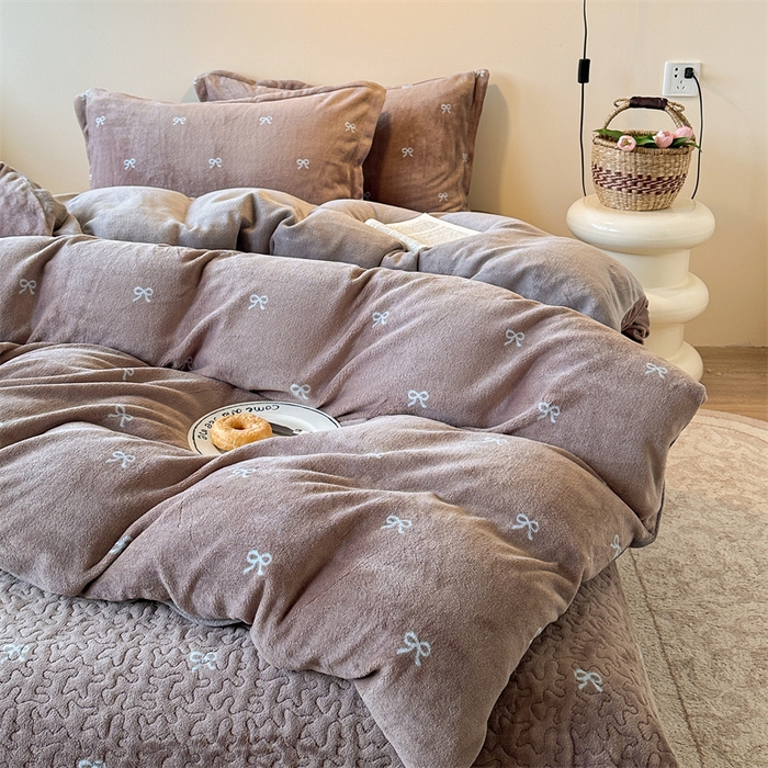 91家纺网 家纺一手货源 找家纺 潘朵拉家纺 2025新款牛奶绒床盖款四件套 可可蝴蝶结