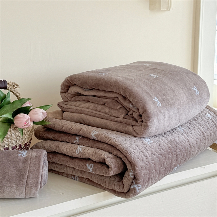 91家纺网 家纺一手货源 找家纺 潘朵拉家纺 2025新款牛奶绒床盖款四件套 可可蝴蝶结