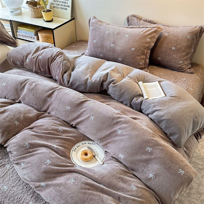 91家纺网 家纺一手货源 找家纺 潘朵拉家纺 2025新款牛奶绒床盖款四件套 可可蝴蝶结