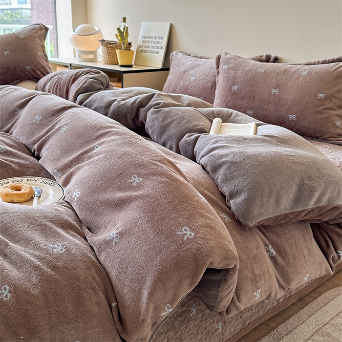 91家纺网 家纺一手货源 找家纺 潘朵拉家纺 2025新款牛奶绒床盖款四件套 可可蝴蝶结