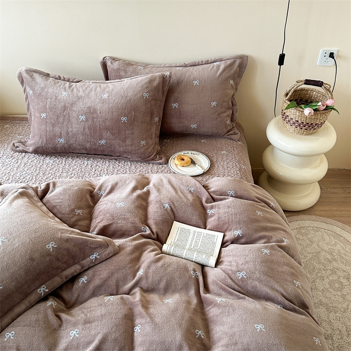 91家纺网 家纺一手货源 找家纺 潘朵拉家纺 2025新款牛奶绒床盖款四件套 可可蝴蝶结