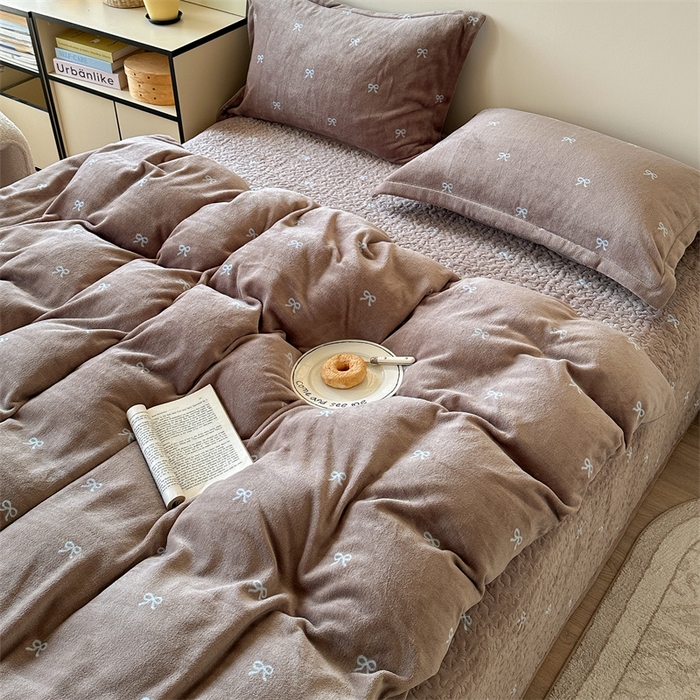 91家纺网 家纺一手货源 找家纺 潘朵拉家纺 2025新款牛奶绒床盖款四件套 可可蝴蝶结