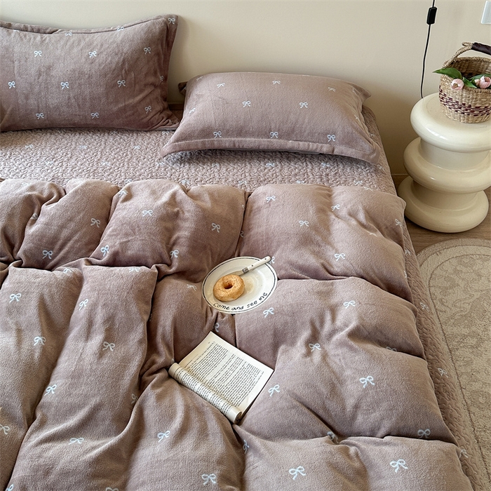 91家纺网 家纺一手货源 找家纺 潘朵拉家纺 2025新款牛奶绒床盖款四件套 可可蝴蝶结