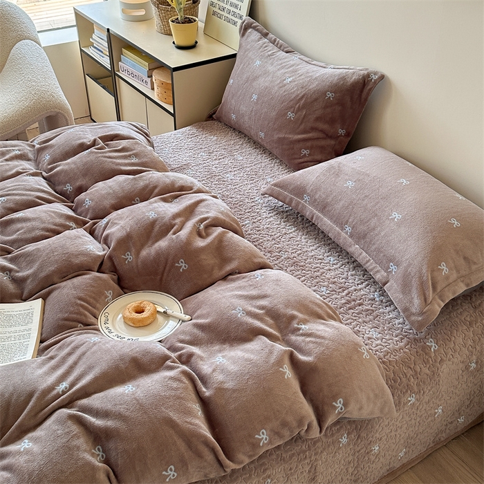 91家纺网 家纺一手货源 找家纺 潘朵拉家纺 2025新款牛奶绒床盖款四件套 可可蝴蝶结