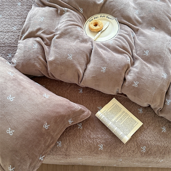 91家纺网 家纺一手货源 找家纺 潘朵拉家纺 2025新款牛奶绒床盖款四件套 可可蝴蝶结