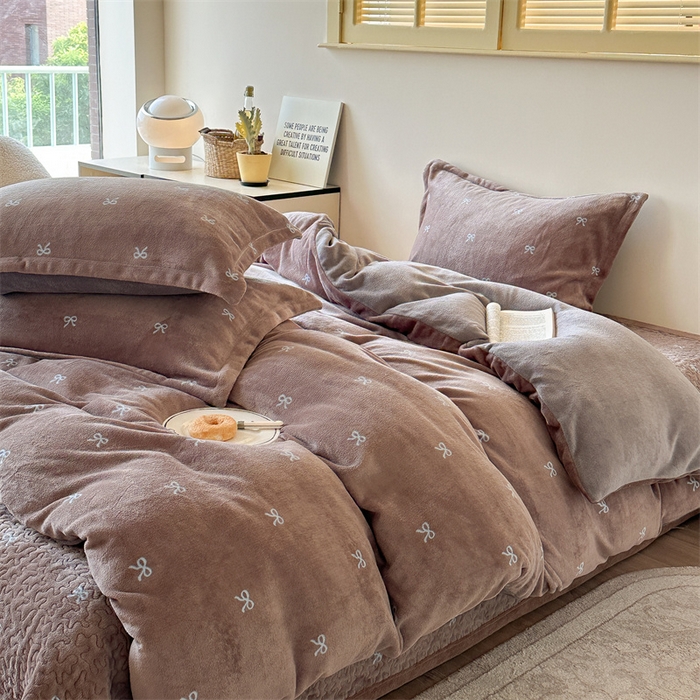 91家纺网 家纺一手货源 找家纺 潘朵拉家纺 2025新款牛奶绒床盖款四件套 可可蝴蝶结