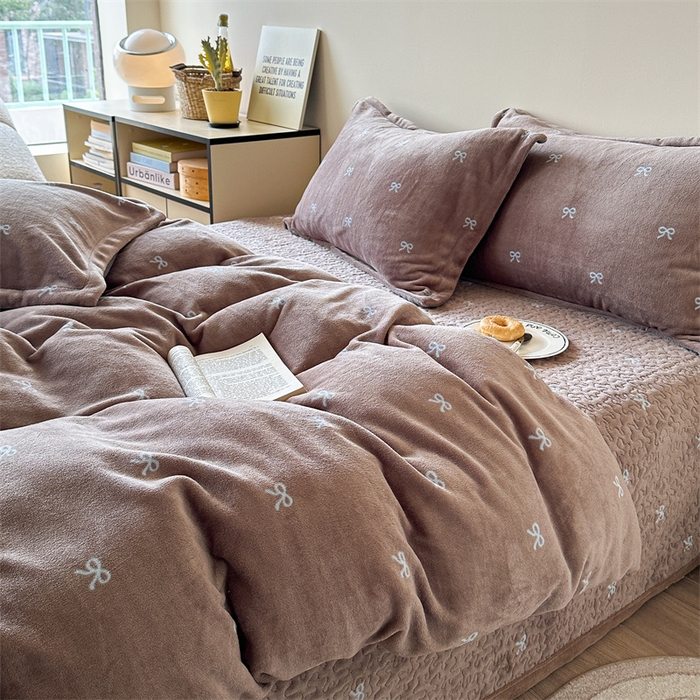 91家纺网 家纺一手货源 找家纺 潘朵拉家纺 2025新款牛奶绒床盖款四件套 可可蝴蝶结