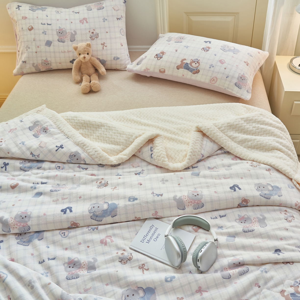 91家纺网 家纺一手货源 找家纺 晨曦家纺 2025新款加厚保暖牛奶绒贝贝绒三层夹棉毛毯可爱卡通 动物乐园