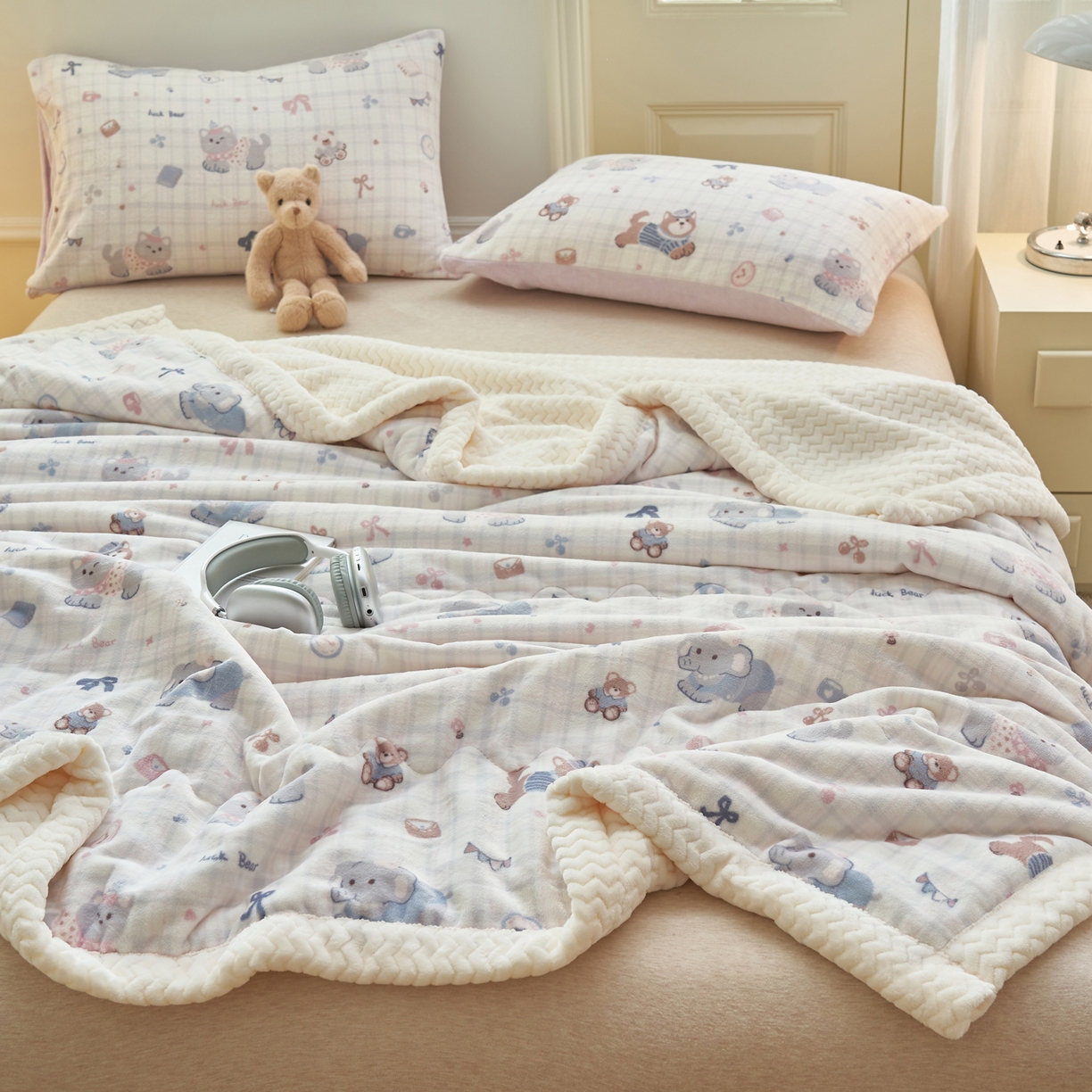 91家纺网 家纺一手货源 找家纺 晨曦家纺 2025新款加厚保暖牛奶绒贝贝绒三层夹棉毛毯可爱卡通 动物乐园