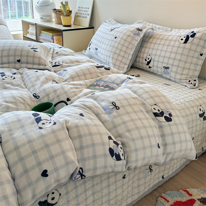 91家纺网 家纺一手货源 找家纺 潘朵拉家纺 2025新款牛奶绒床盖款四件套 蓝格熊猫