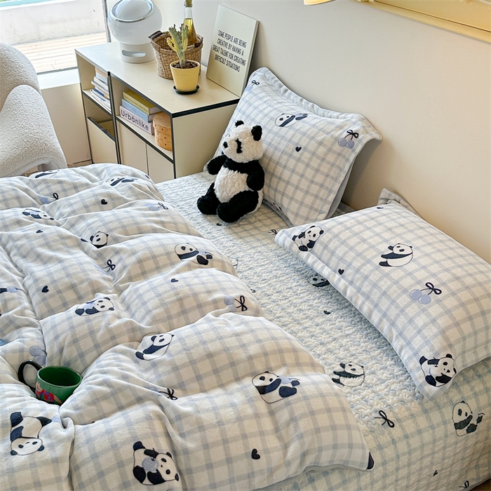 91家纺网 家纺一手货源 找家纺 潘朵拉家纺 2025新款牛奶绒床盖款四件套 蓝格熊猫
