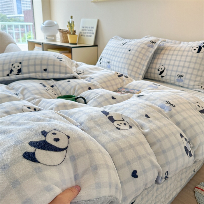 91家纺网 家纺一手货源 找家纺 潘朵拉家纺 2025新款牛奶绒床盖款四件套 蓝格熊猫