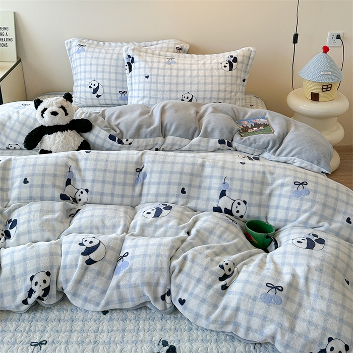 91家纺网 家纺一手货源 找家纺 潘朵拉家纺 2025新款牛奶绒床盖款四件套 蓝格熊猫
