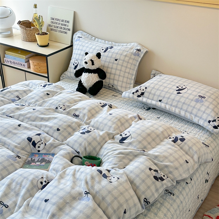 91家纺网 家纺一手货源 找家纺 潘朵拉家纺 2025新款牛奶绒床盖款四件套 蓝格熊猫