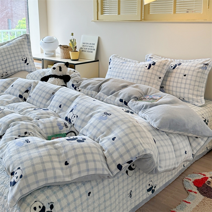 91家纺网 家纺一手货源 找家纺 潘朵拉家纺 2025新款牛奶绒床盖款四件套 蓝格熊猫