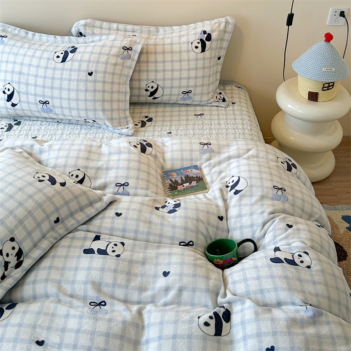 91家纺网 家纺一手货源 找家纺 潘朵拉家纺 2025新款牛奶绒床盖款四件套 蓝格熊猫