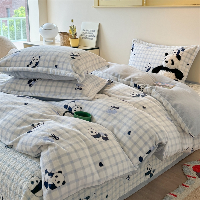 91家纺网 家纺一手货源 找家纺 潘朵拉家纺 2025新款牛奶绒床盖款四件套 蓝格熊猫