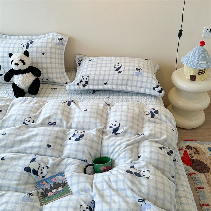 91家纺网 家纺一手货源 找家纺 潘朵拉家纺 2025新款牛奶绒床盖款四件套 蓝格熊猫