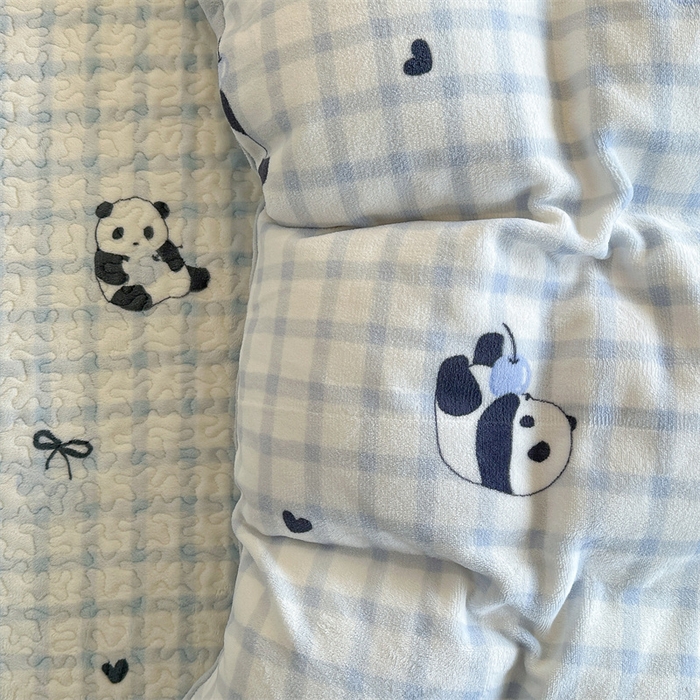 91家纺网 家纺一手货源 找家纺 潘朵拉家纺 2025新款牛奶绒床盖款四件套 蓝格熊猫