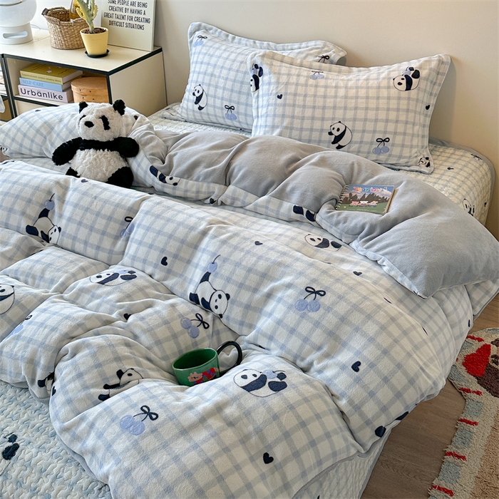 91家纺网 家纺一手货源 找家纺 潘朵拉家纺 2025新款牛奶绒床盖款四件套 蓝格熊猫