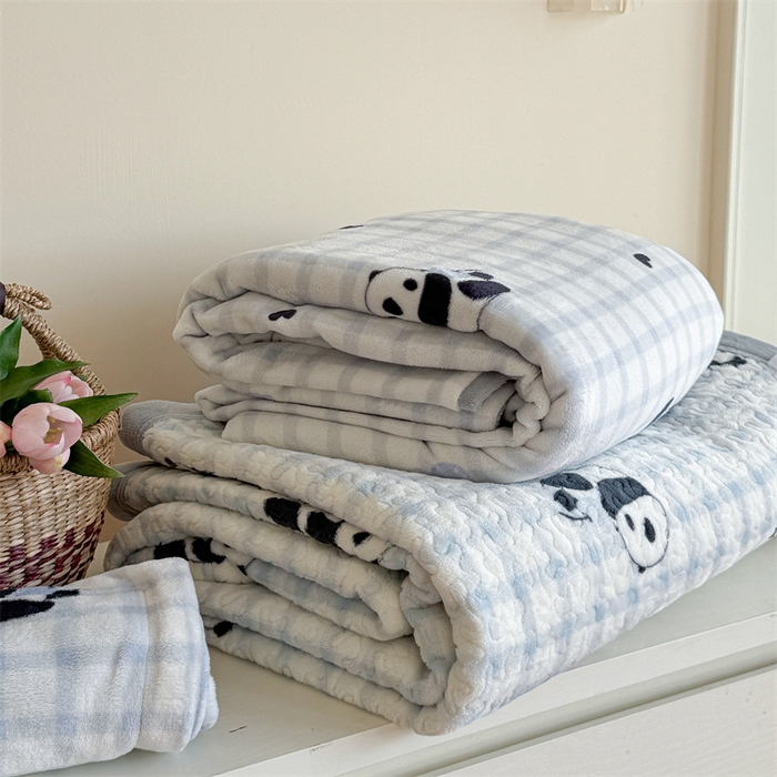 91家纺网 家纺一手货源 找家纺 潘朵拉家纺 2025新款牛奶绒床盖款四件套 蓝格熊猫