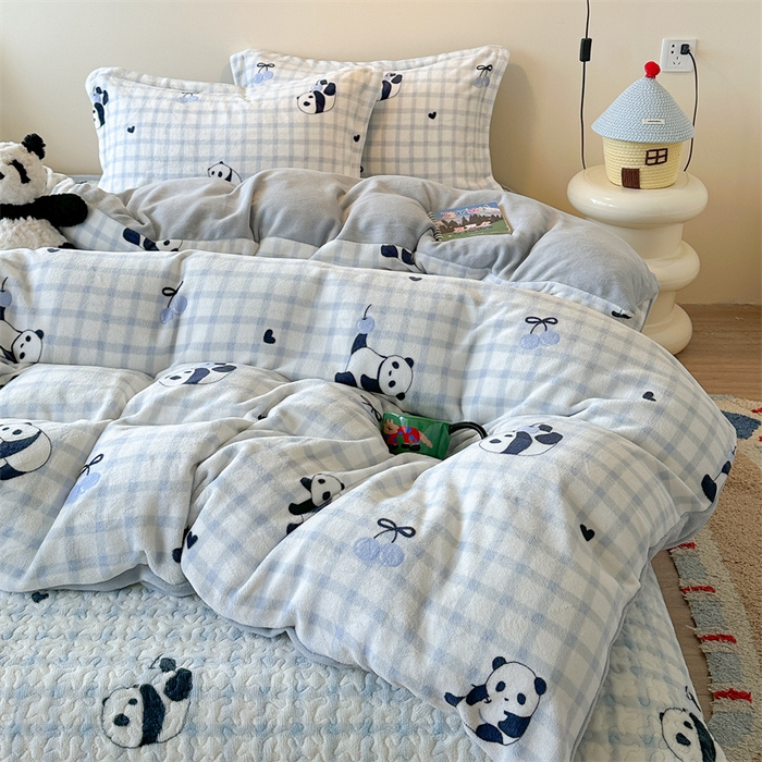 91家纺网 家纺一手货源 找家纺 潘朵拉家纺 2025新款牛奶绒床盖款四件套 蓝格熊猫