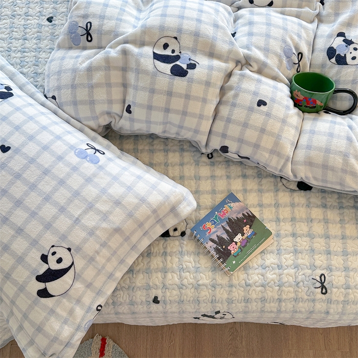 91家纺网 家纺一手货源 找家纺 潘朵拉家纺 2025新款牛奶绒床盖款四件套 蓝格熊猫