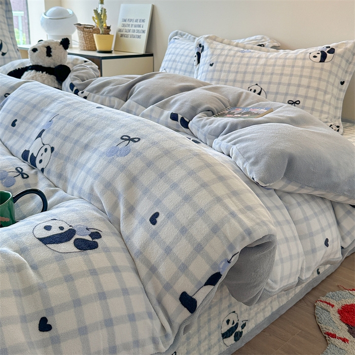 91家纺网 家纺一手货源 找家纺 潘朵拉家纺 2025新款牛奶绒床盖款四件套 蓝格熊猫