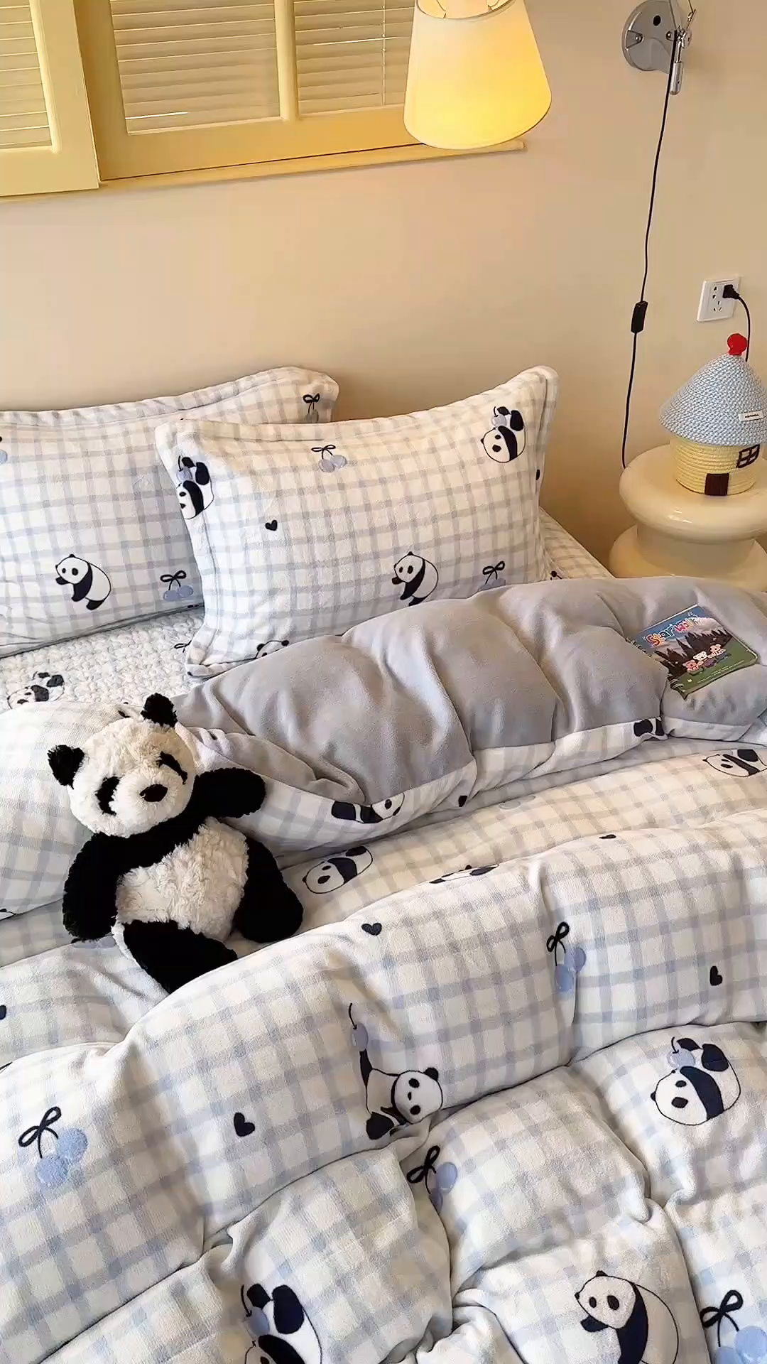 91家纺网 家纺一手货源 找家纺 潘朵拉家纺 2025新款牛奶绒床盖款四件套 蓝格熊猫