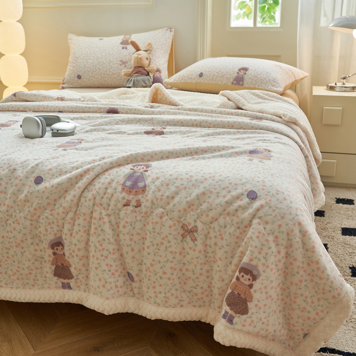 91家纺网 家纺一手货源 找家纺 晨曦家纺 2025新款加厚保暖牛奶绒贝贝绒三层夹棉毛毯可爱卡通 可爱女孩