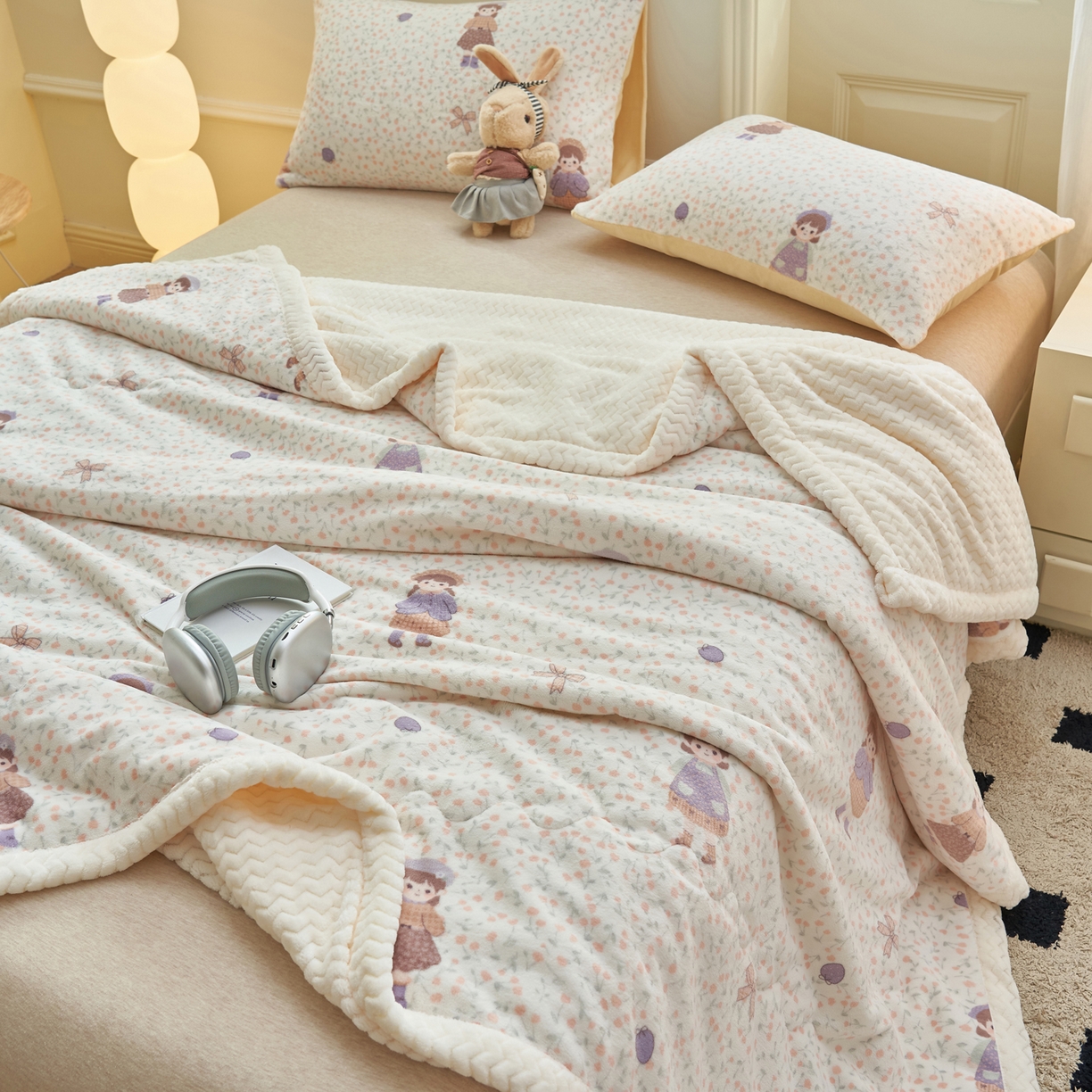 91家纺网 家纺一手货源 找家纺 晨曦家纺 2025新款加厚保暖牛奶绒贝贝绒三层夹棉毛毯可爱卡通 可爱女孩