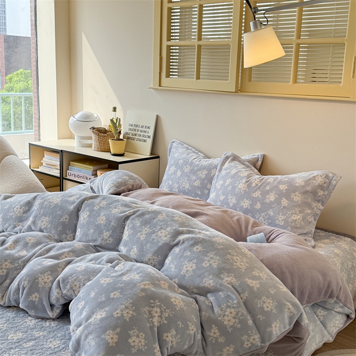 91家纺网 家纺一手货源 找家纺 潘朵拉家纺 2025新款牛奶绒床盖款四件套 蓝屿