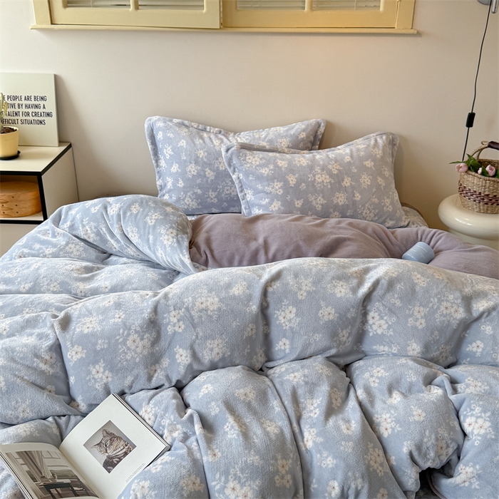 91家纺网 家纺一手货源 找家纺 潘朵拉家纺 2025新款牛奶绒床盖款四件套 蓝屿